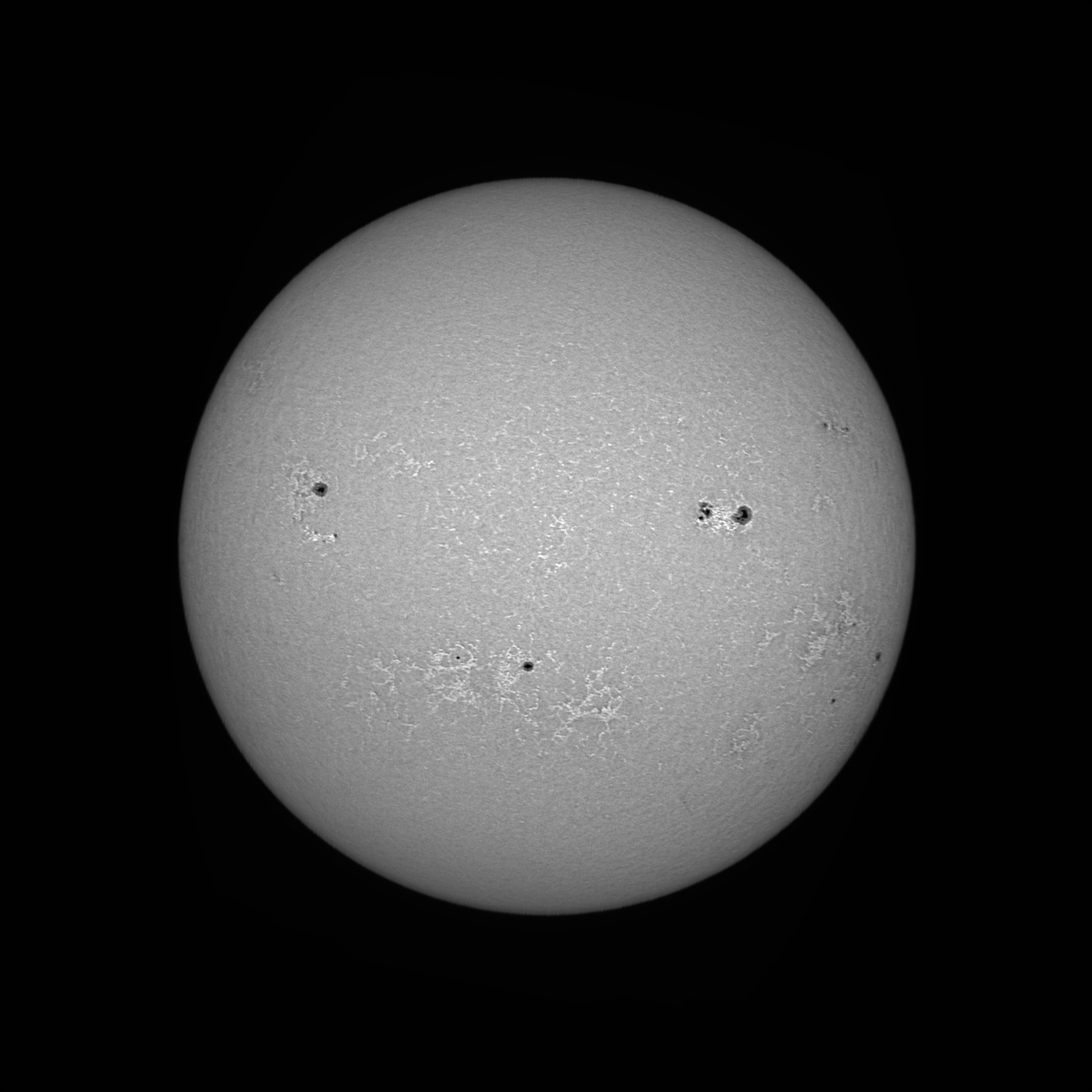 2025-08-02-0922_5-Sun-NaHe_20250802_disk_0_00_pipp_lapl2_ap1289_reg1_ps4_mono.jpg