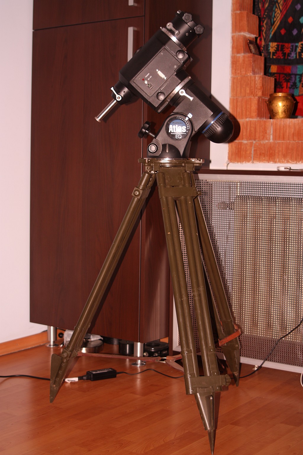 AtlasEQ6_mount_MCU_w_tripod.jpg