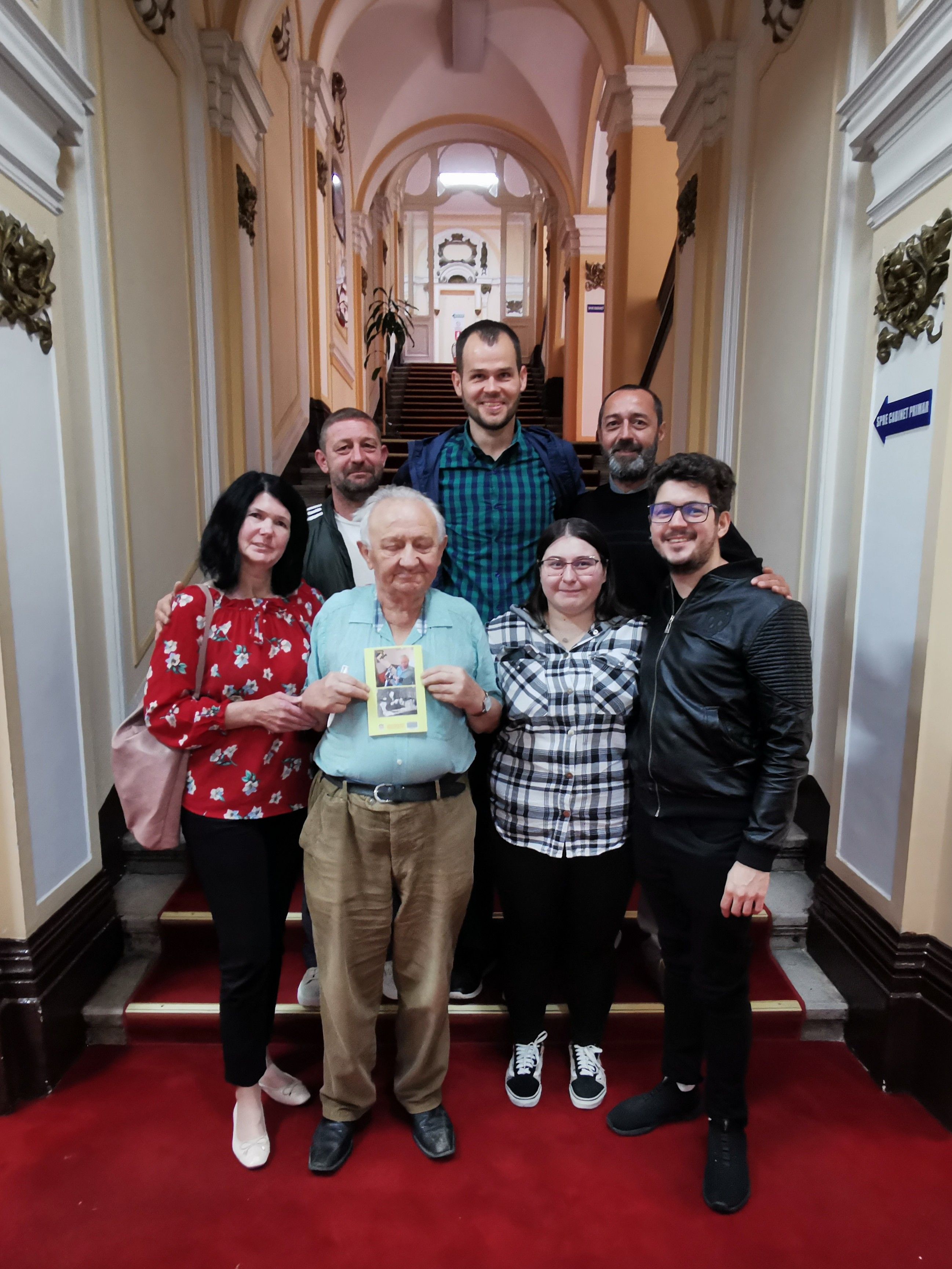 Fam. Irimes, Dan Uza - spate mijloc si Mircea Corpodean-cu cartea, pe holul Primariei Cluj.jpg