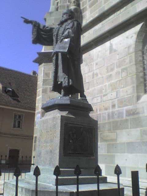Statuie Honterus-Est.JPG