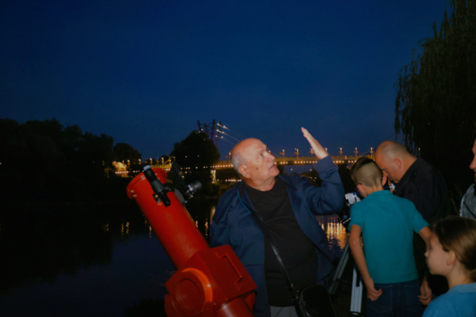 Stele la o palma distanta.png