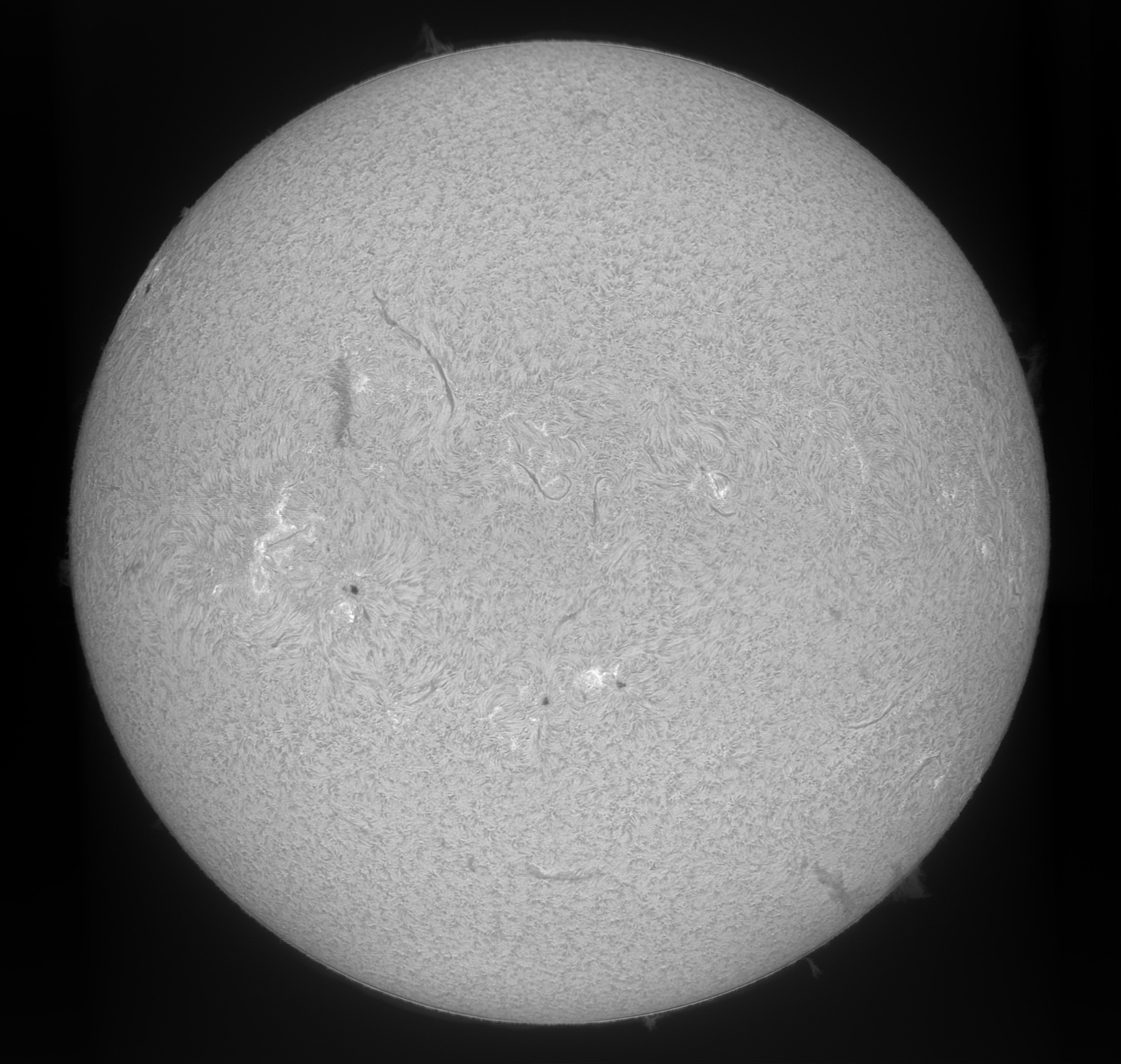Sun_H-alpha-mosaic_SHG80mm_ASI178MM_3x10-scans-stack_27-05-2026c.jpg